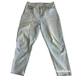 Levi's High Waisted Taper Women's Size 31 x 27 Light Wash Mom Jean